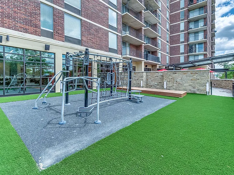 Yorktown Apartments — Photo 17