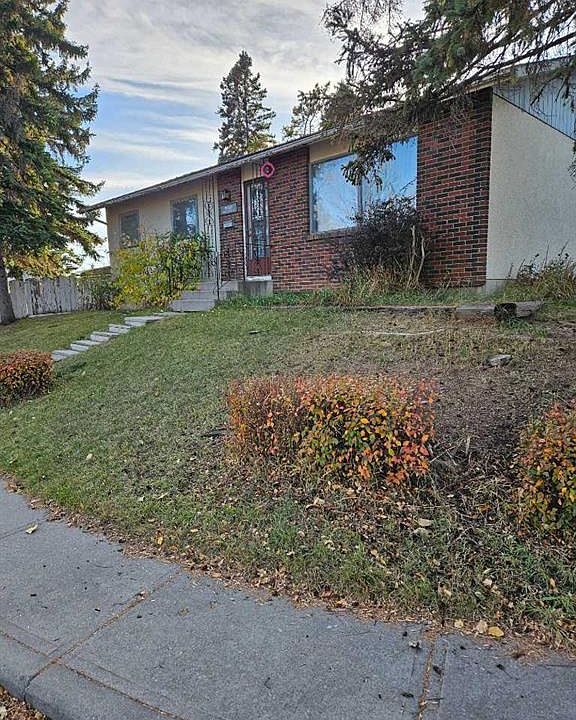 2nd image of 5039 E Marchand Cres NE