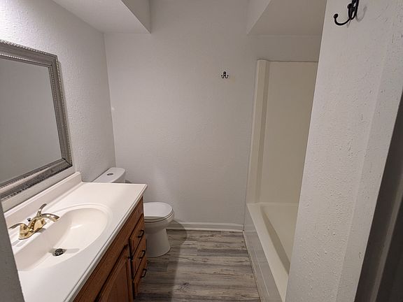 Full bathroom (upstairs)