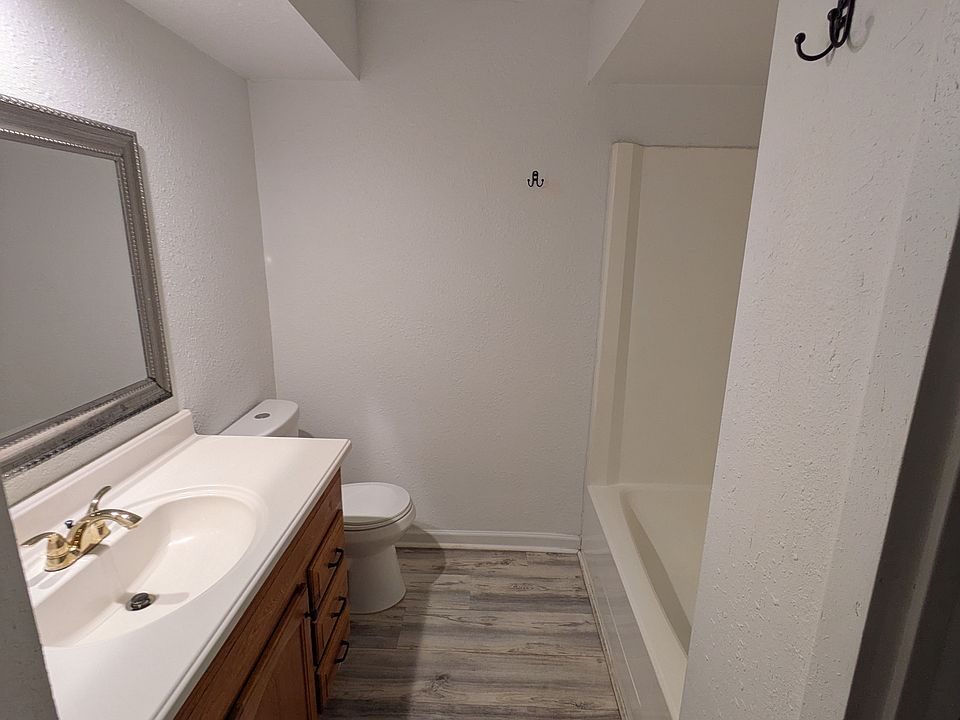 Full bathroom (upstairs)
