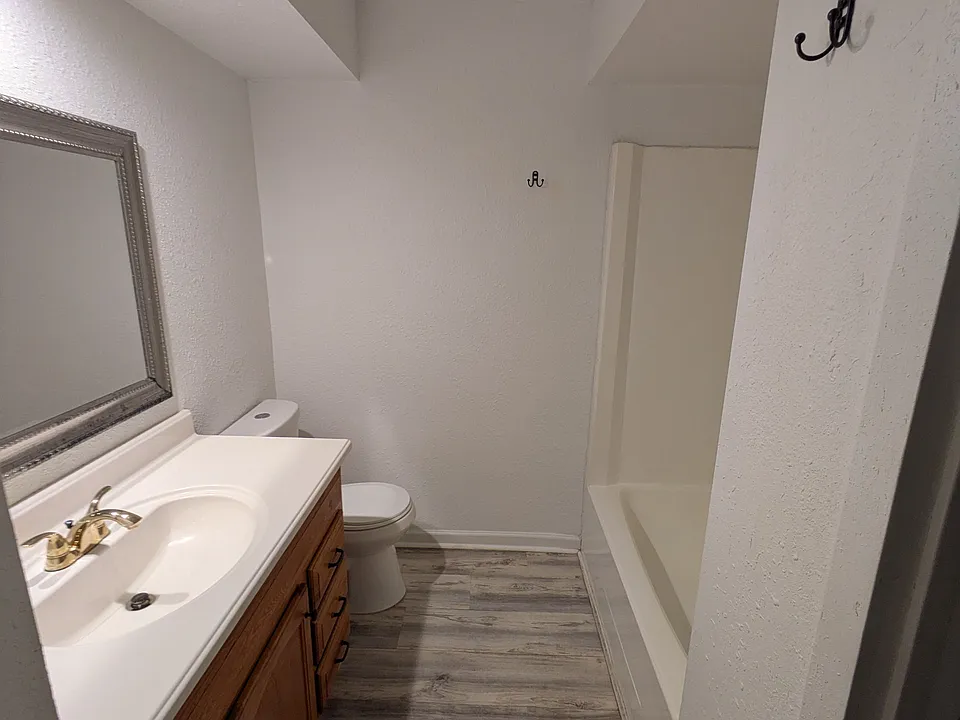 Full bathroom (upstairs)