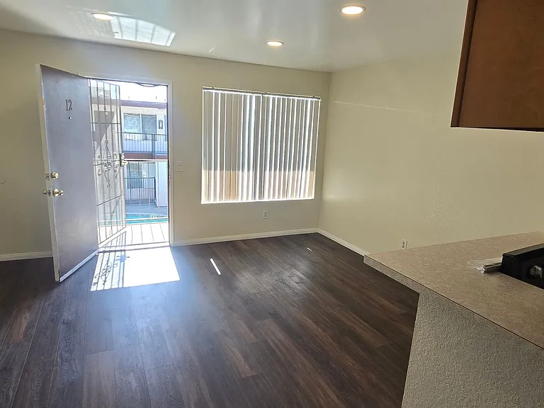 1405 E Lynwood Dr — Photo 2