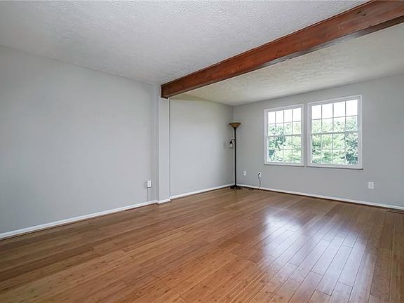 3rd image of 2520 Hawthorne Dr