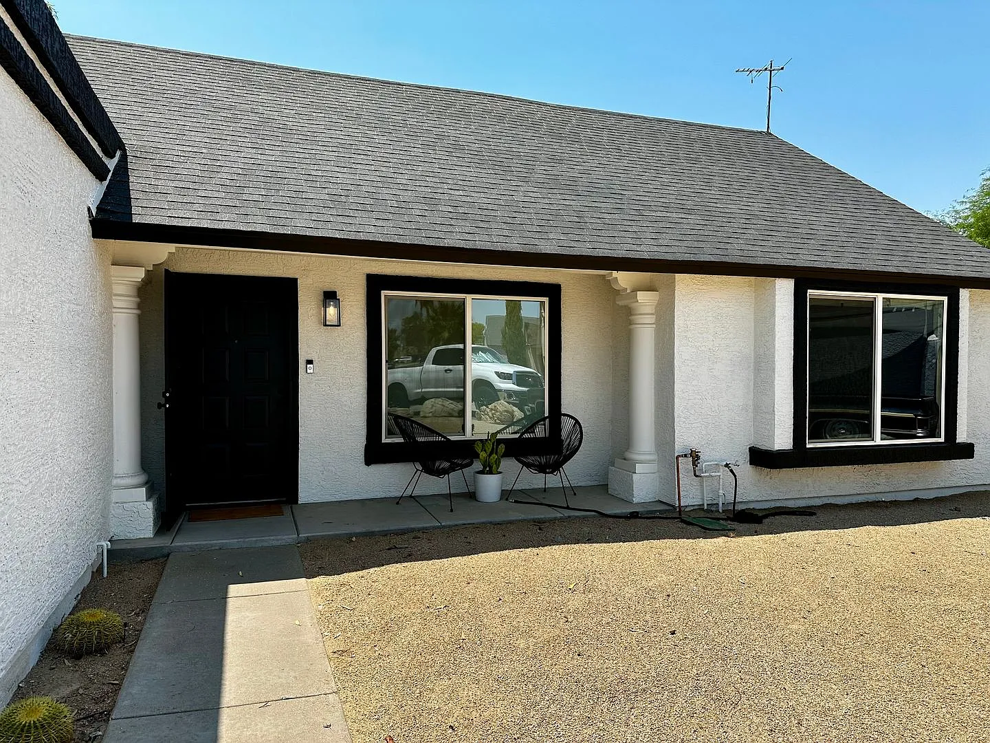 Beautifully Upgraded Home With A Huge Resort-Like Backyard In Glendale — Photo 3