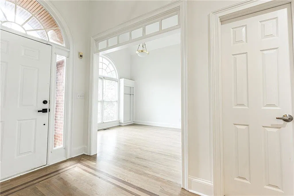 6 bed, 4.5 bath, 4036 sqft, $5,200 — Photo 3