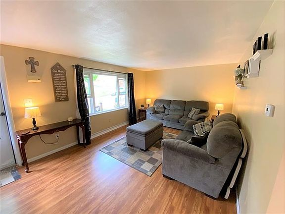 4th image of 64 Barry Ct