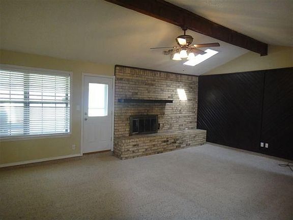 3rd image of 605 Mountain Laurel Ln