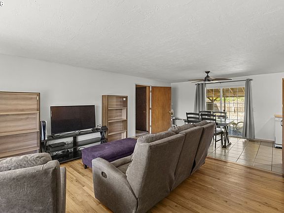 4th image of 382 S 46th St