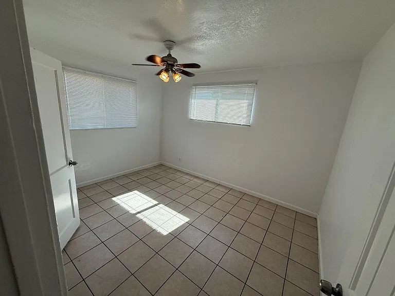 2921 W Moreland St — Photo 18