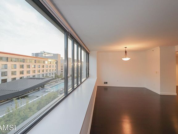 5th image of 250 King St Unit 726