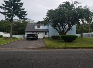 69 White Pine Way, Medford, NY 11763