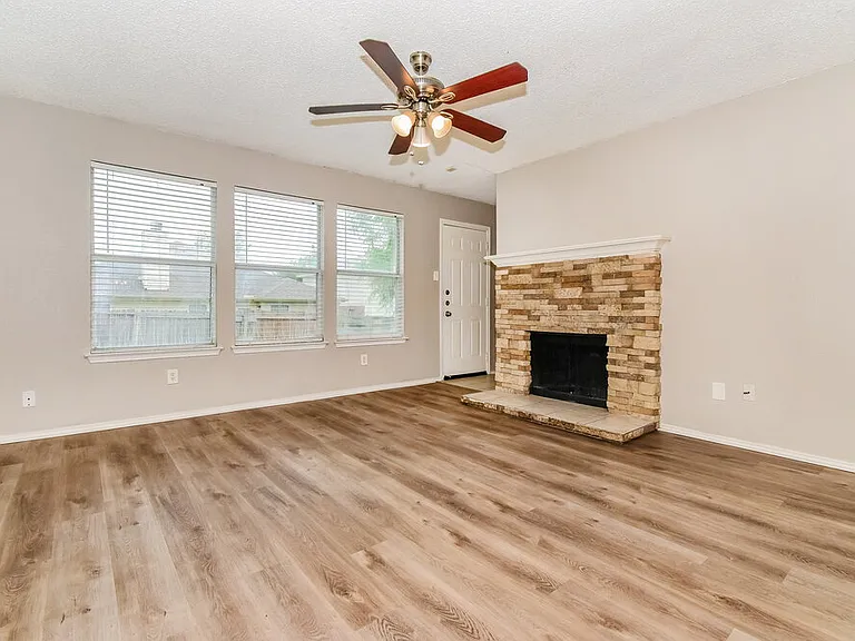 1112 Alexandria Dr — Photo 4