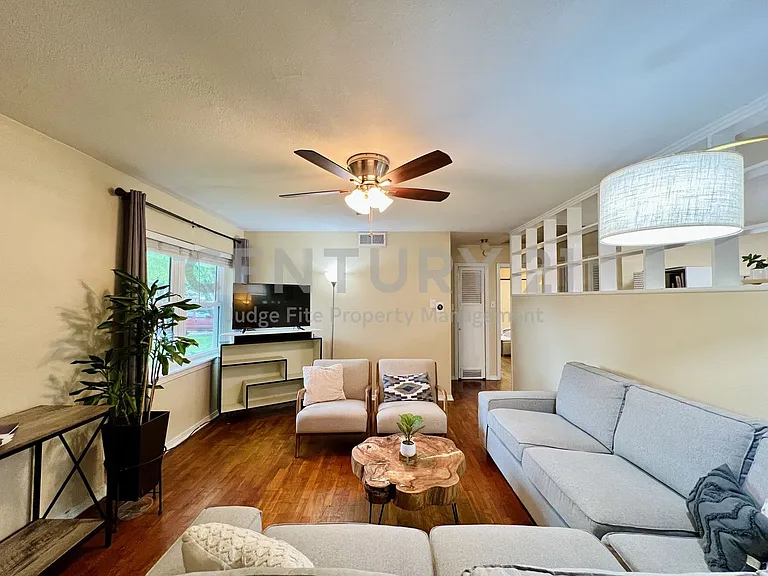 310 W 15th St — Photo 3