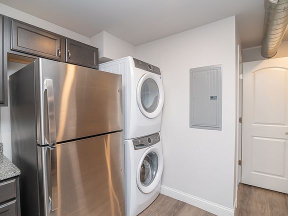 4th image of 230 W Dunklin St #17996402