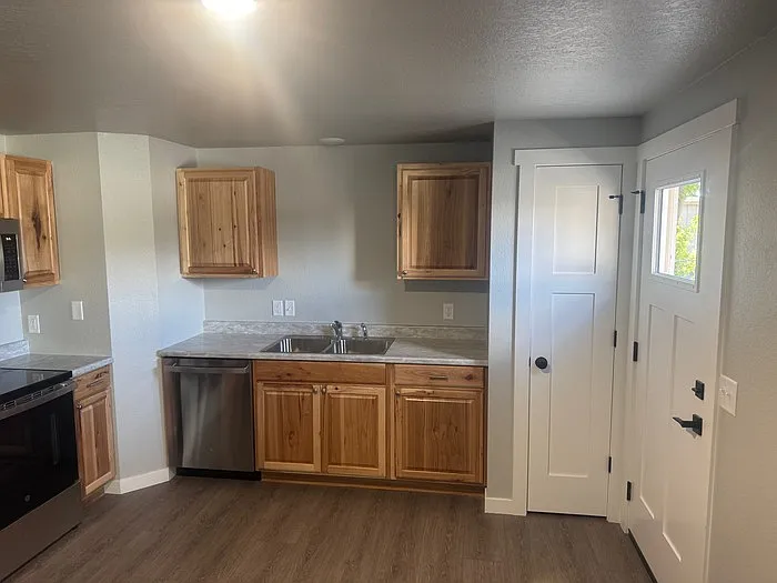 2 bed, 1.0 bath, $1,495 — Photo 2