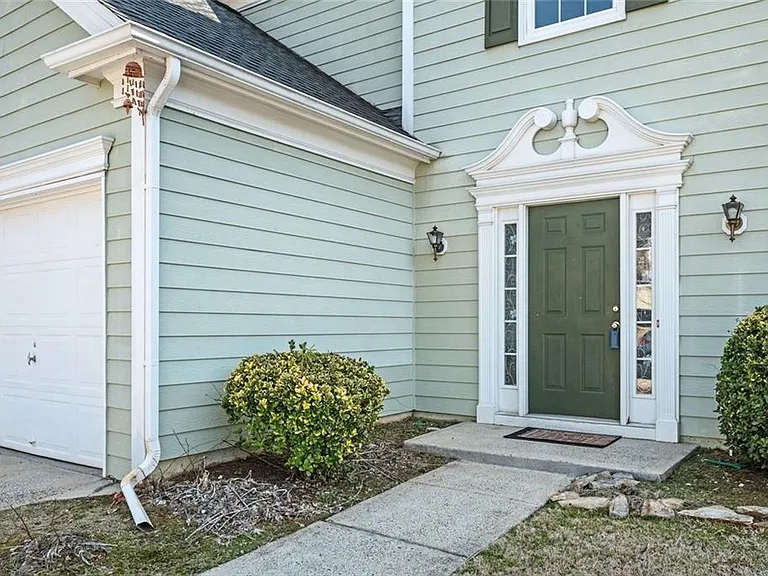 658 Glenbarrett Ct NE — Photo 2
