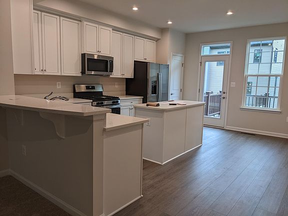 Kitchen, brand new appliances, upgraded cabinets, quartz countertops