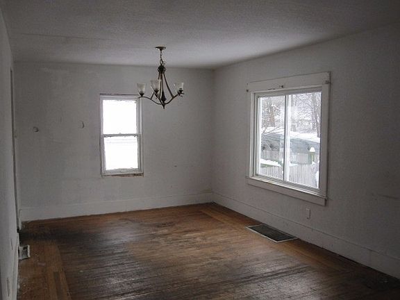 5th image of 174 E Ave N