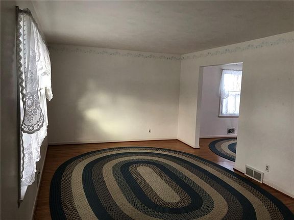 5th image of 32 Matthew Dr