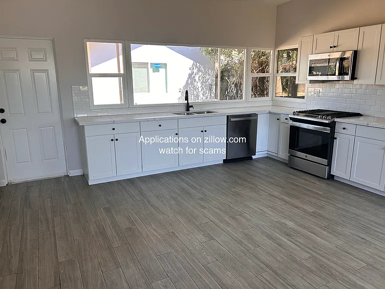 526 Auburn St — Photo 3