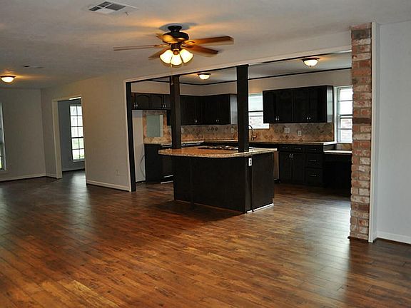 2nd image of 13914 Oakwood Ln