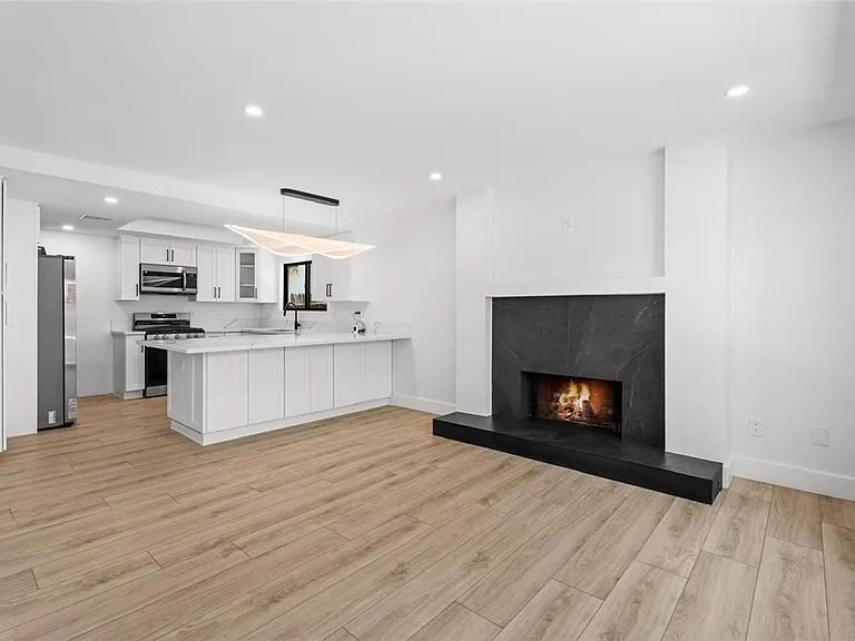 19701 Blythe St — Photo 12
