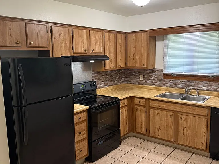 Immaculate Updated 2 Bedroom 1 bath — Photo 19