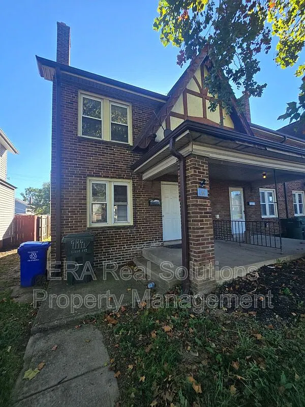 2 bed, 1.0 bath, 912 sqft, $900 — Photo 2