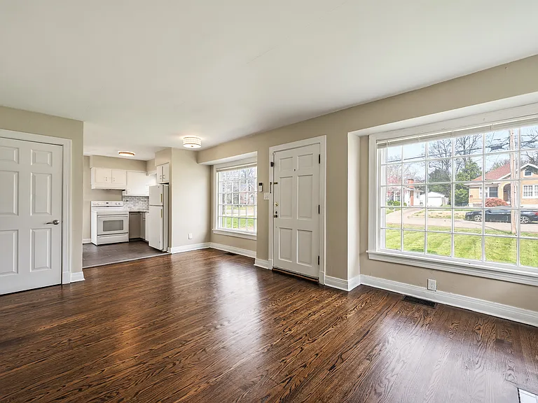 3934 Kennison Ave — Photo 9