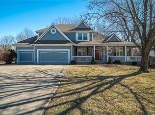 1329 SW Surrey Trce, Lees Summit, MO 64081