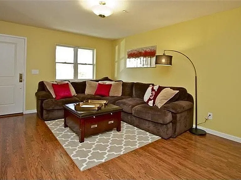 432 Lindberg Cir — Photo 2