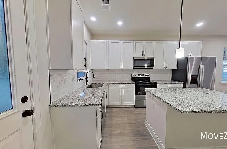 324 Houston St — Photo 8