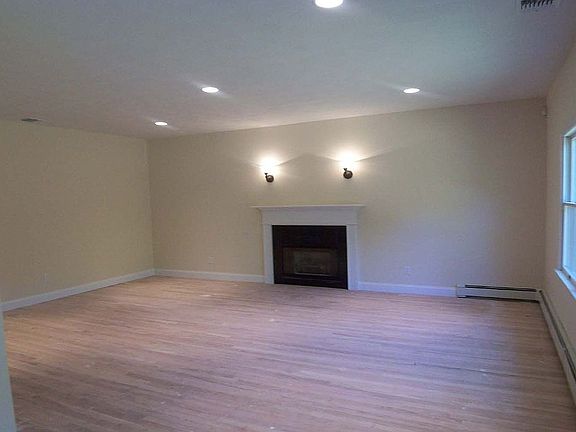 4th image of 239 N Poplar St