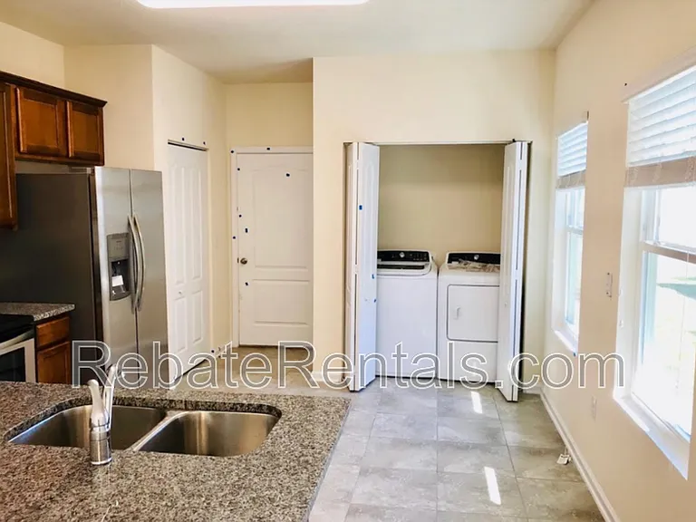 732 Servia Dr — Photo 4