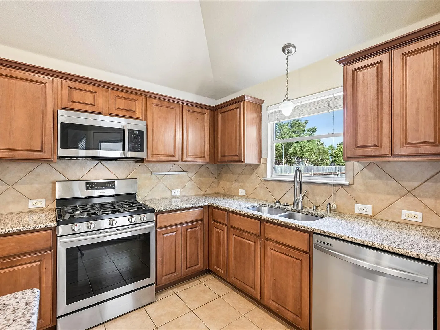 3 bed, 2.0 bath, 1479 sqft, $1,950 — Photo 2
