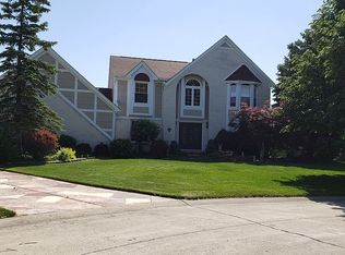 21862 Aspen Ct, Farmington Hills, MI