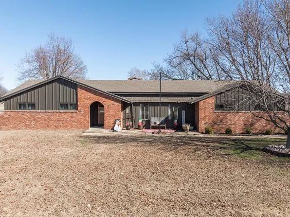 2724 Country Club Cir, Independence, KS 67301