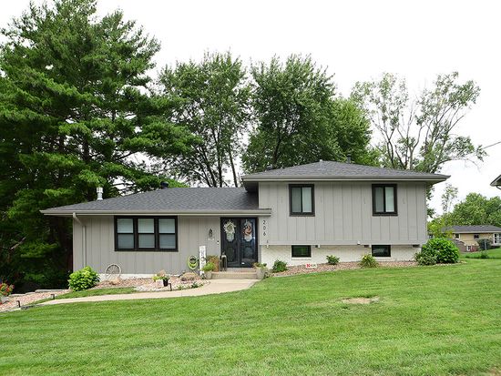206 Parkview Dr, Council Bluffs, IA 51503
