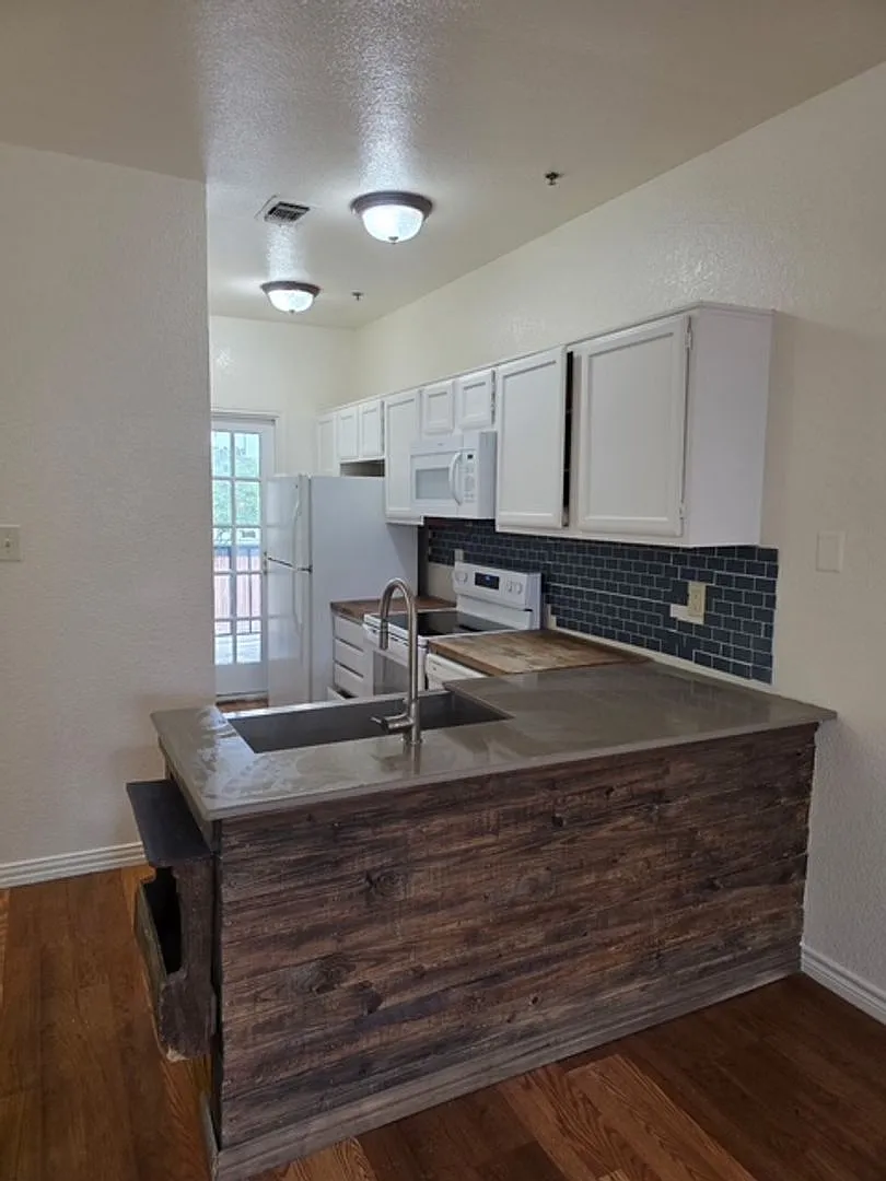 Spacious 2 bedroom-2 bath -Condo — Photo 4