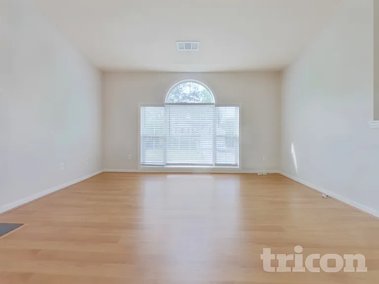 3020 Lake Park Ct — Photo 2