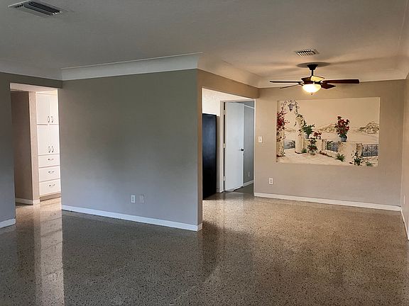 Dinette area - photo from living room