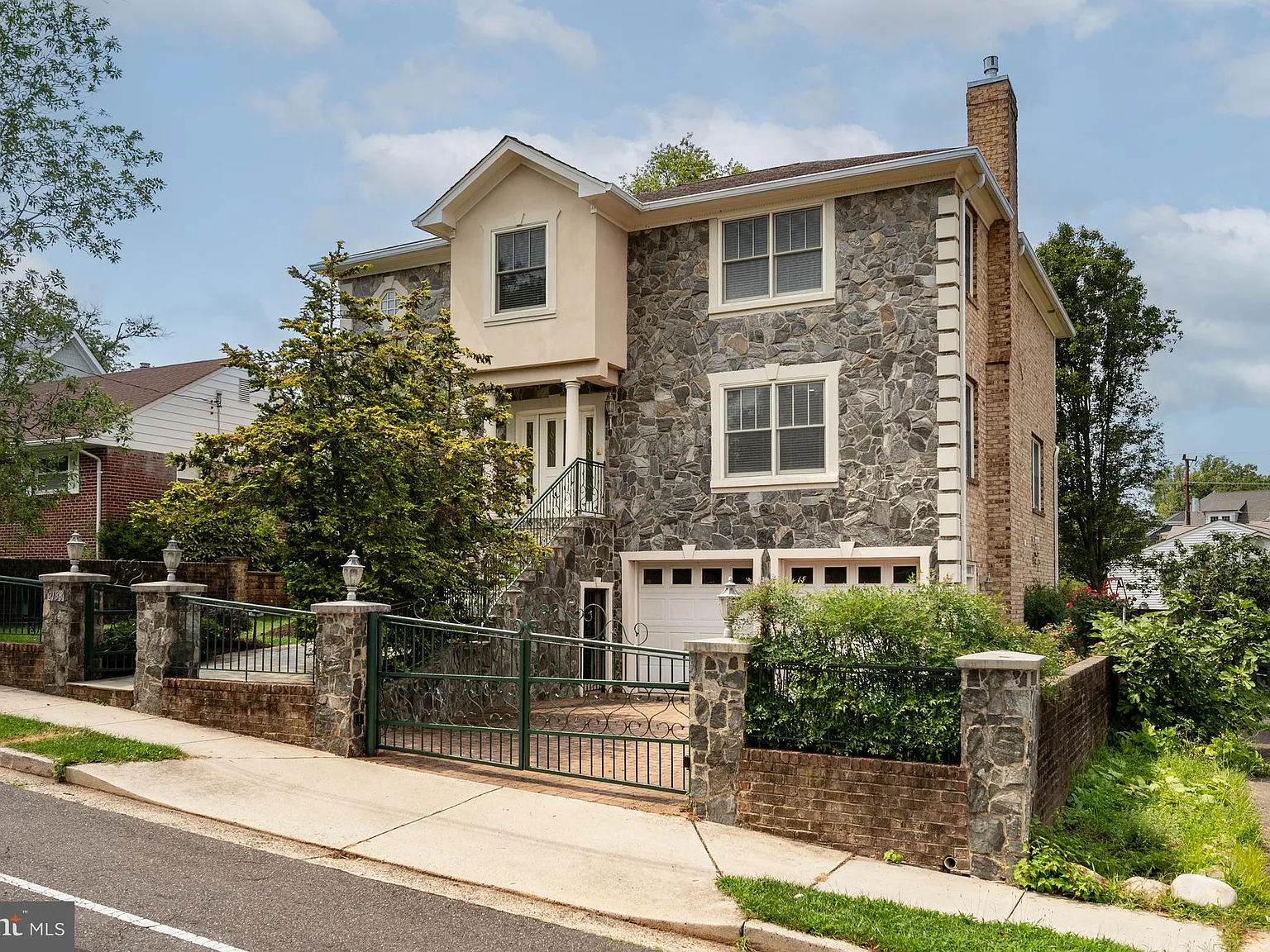 4 bed, 5.5 bath, 5126 sqft, $7,100 — Photo 3