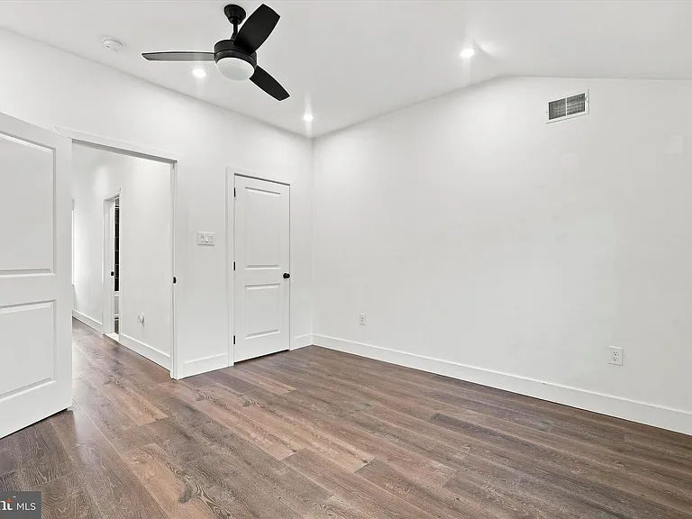530 E Thompson St — Photo 14