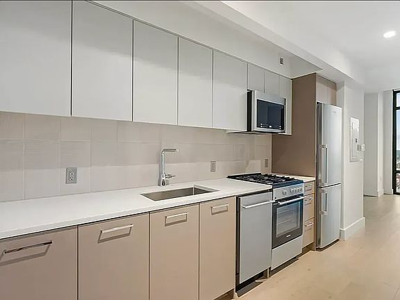 4th image of 92-27 160th St #900
