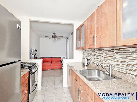 5th image of 3210 Arlington Ave APT 5L