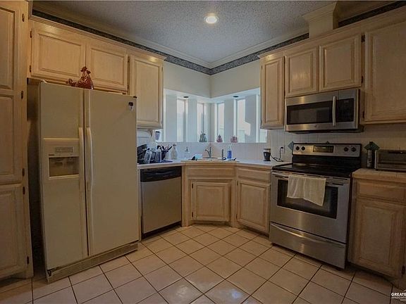 5th image of 405 E Yarrow Ave