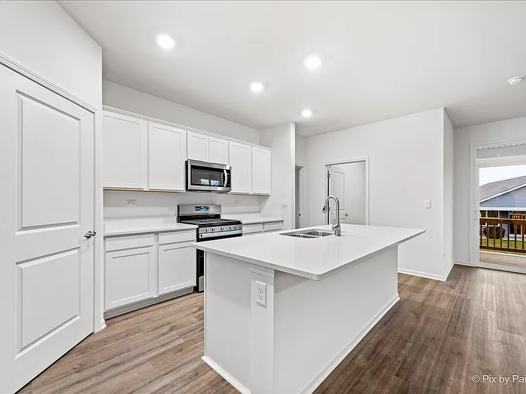301 Westminster Ct — Photo 15