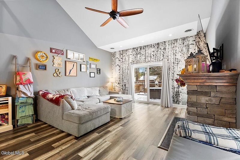 3rd image of 949 Hudson Avenue