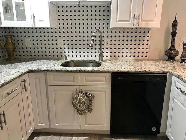 121 Max Ct SE — Photo 3