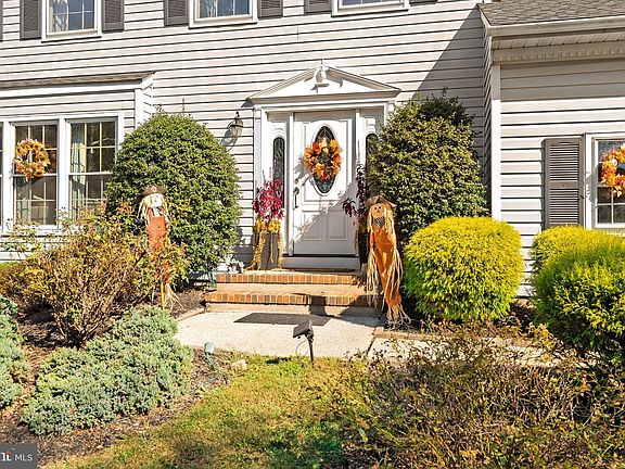 4th image of 21 Village Dr W